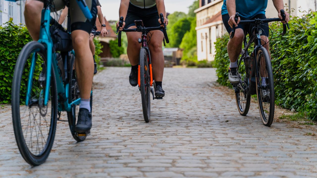 Bicicletas recorriendo un camino