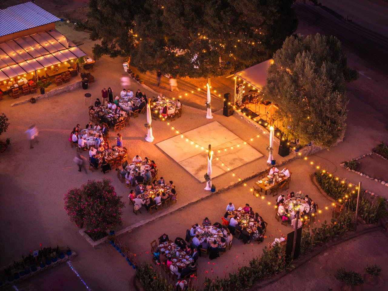 Evento social al aire libre con luces cálidas