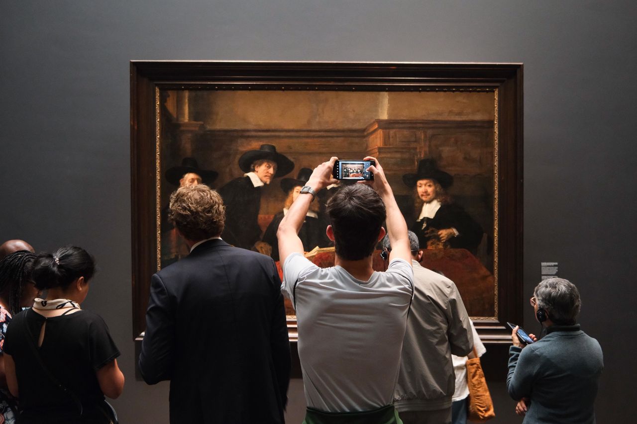 Galería de arte con visitantes