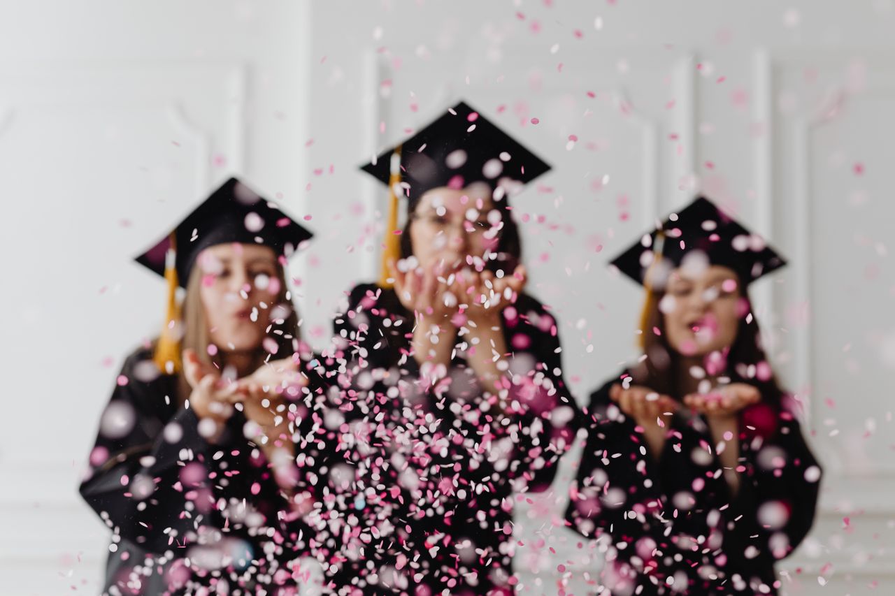 Birretes lanzados en una graduación