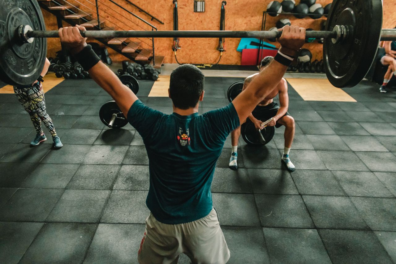 Pesas en un gimnasio