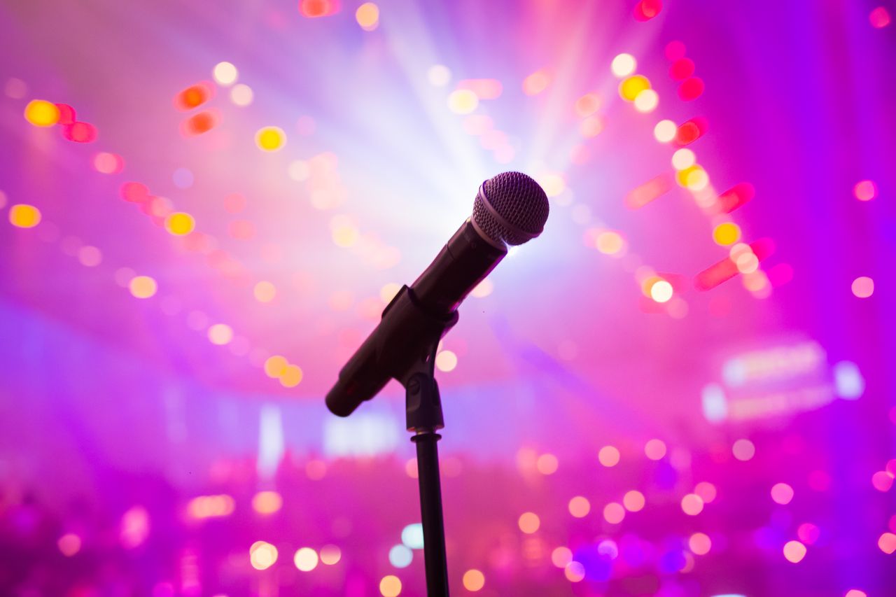 Micrófono en una sala de karaoke
