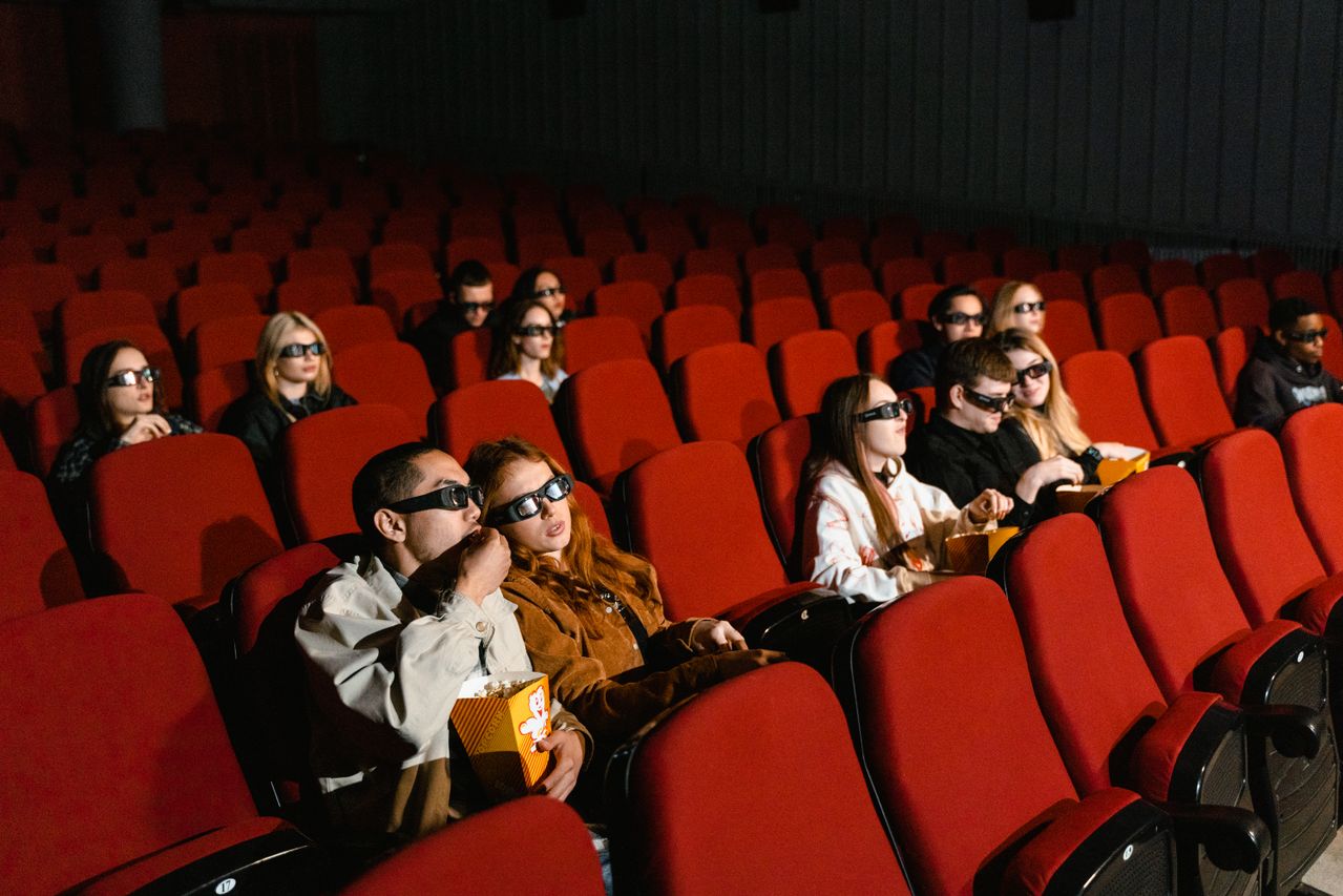 Sala de cine con pantalla iluminada