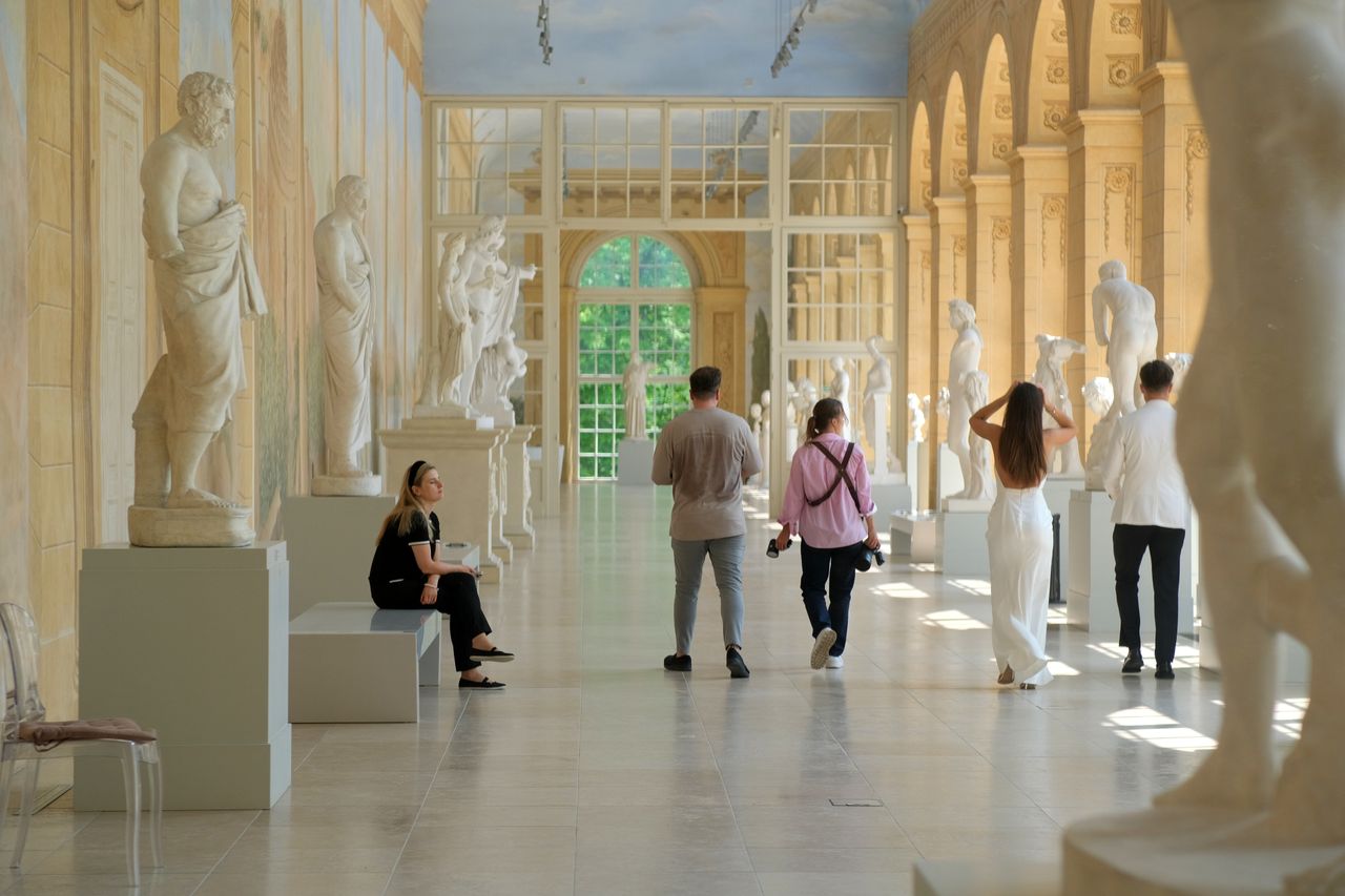 Sala de museo con obras expuestas