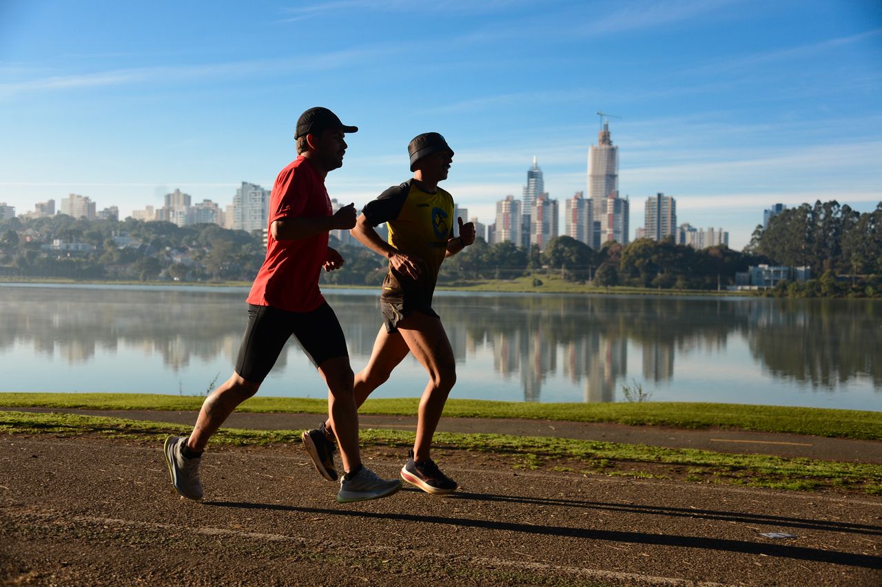 Personas corriendo en un parque