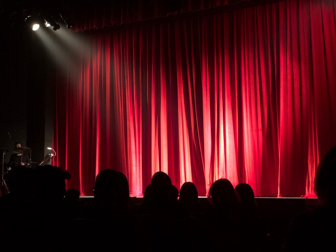 Escenario de teatro con telón rojo